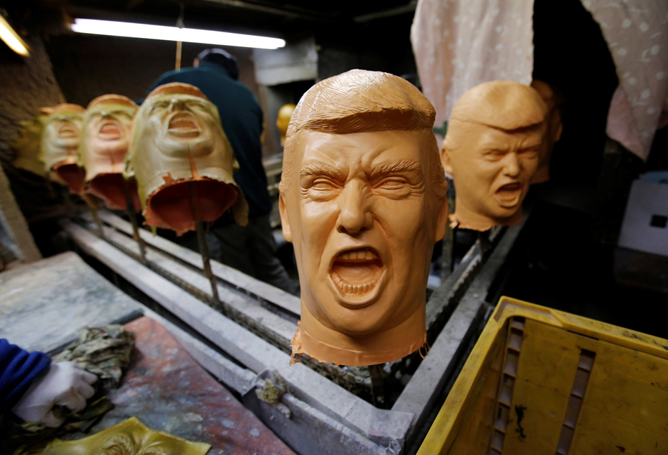 8-2016-11-21T092812Z_10702685_D1BEUOBVQQAA_RTRMADP_3_USA-TRUMP-JAPAN-MASKS