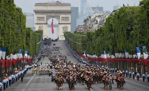 視頻｜法國(guó)舉行國(guó)慶閱兵：三軍盛裝展現(xiàn)武力，戰(zhàn)機(jī)飛越凱旋門