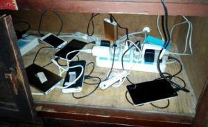 長(zhǎng)春一中專拆除寢室插座，學(xué)生被迫到校外超市“買電”充手機(jī)