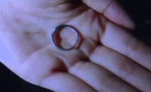 男子錯(cuò)將鉆戒包進(jìn)餐巾紙扔掉，上海地鐵員工徒手翻垃圾找回