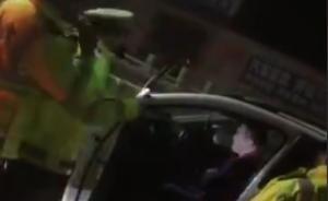 河北保定一男子拒酒测挥刀自残威胁警察，闯卡撞警车被立案