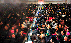 城事｜2017年春運(yùn)車票今日開售，往年“肉搏”搶票大回顧