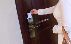 广东阳江一科长被情人举报开房30余次，市纪委：已行政降级