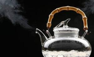 西安初一男生蹲厕时被同学浇下开水，手臂一层皮当场被烫掉