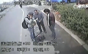 暖闻｜小伙遗落行李曝母爱家书：“只要你平安”，当场落泪