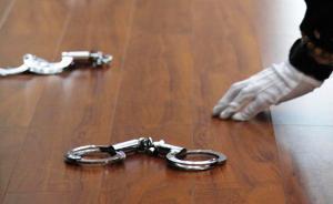 网上逃犯无证醉驾撞上抢劫嫌犯，被用枪顶头勒索1万