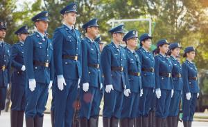 军网评《真正男子汉》：与其说观众在追星，不如说在追空军