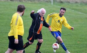 这位英国81岁大爷又进球了，癌症和包夹防守都被他甩在身后