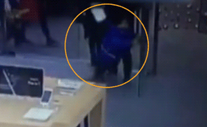 视频｜监拍男童推门进商场，玻璃门瞬间爆裂将其砸伤