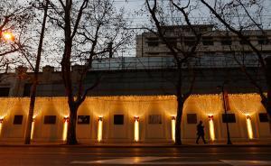 上海一处工地围墙变身画廊，一次展示28幅艺术作品定期更换