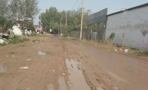 西安农民自掏24万将泥泞村道修成水泥路，国土局：违建要拆