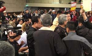臺當局辦核災食品公聽會，民眾到主席臺拍桌抗議