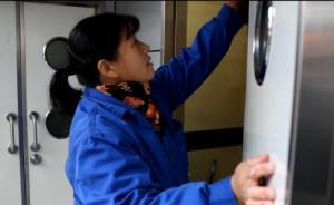 最美公厕保洁员：水渍也要擦干净