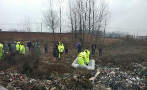 安徽泗縣城管開(kāi)挖掘機(jī)掩埋垃圾不慎滑入深水區(qū)，救援仍在進(jìn)行