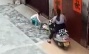 廣東女子騎摩托車故意“碾壓”兒童雙腿？警方：尚無(wú)法斷定