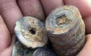 江西贛江邊現(xiàn)大量銅錢(qián)數(shù)百人齊聚沙灘尋寶，當(dāng)?shù)鼐秸谧防U