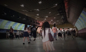 地铁站遇上婴儿车｜上海徐家汇：无障碍设施并非全无障碍