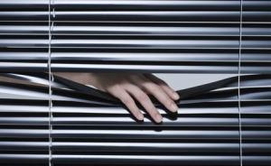 安徽一男子因玩笑話殺害女同學(xué)，還在尸體旁睡了一晚