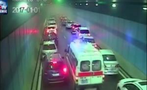 視頻丨四川遂寧一救護車隧道遇堵，眾車讓道贏得救命時間