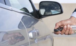 小偷拾到車鑰匙后試遍停車場盜走汽車