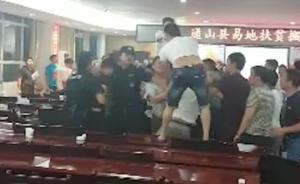 湖北一扶贫项目开标会上演“全武行”，官方：投标人言语不和