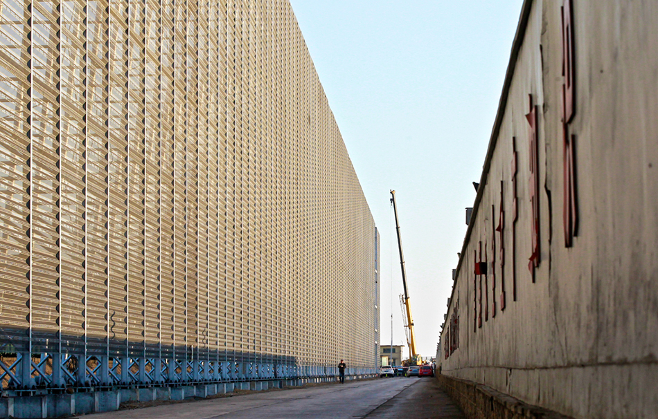 3.2016年12月23日，秦皇島港防風網(wǎng)