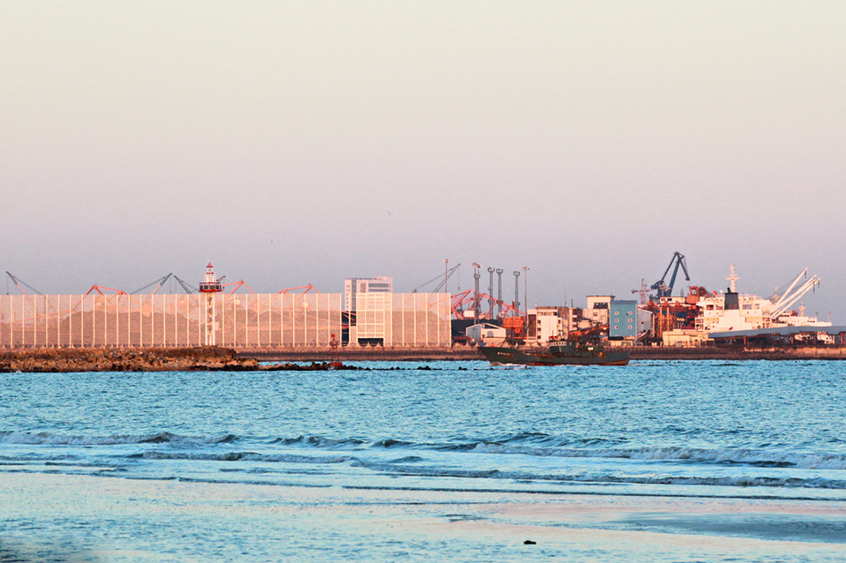 4.2016年12月27日，秦皇島港防風網(wǎng)