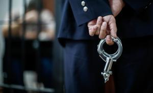 男子砸6輛豪車獲刑：加班到凌晨心情差，兩任女友吵架煩惱多