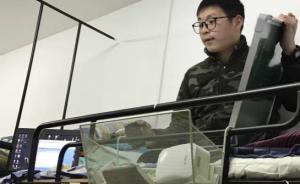 浙江一高校学霸在寝室上铺为同学讲题：男生现场听女生看视频