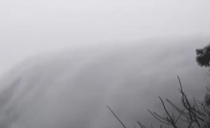 早餐湃｜冷空氣致多地現(xiàn)“瀑布云濤”