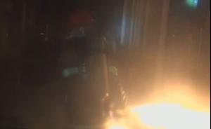 面馆起火液化气罐燃烧，消防战士冒险抱出