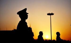 暖闻｜为车祸倒地昏迷老人撑伞遮雨，湖南邵阳民警被点赞