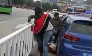 一奔驰司机遭暴打被猛踹头部当街昏迷