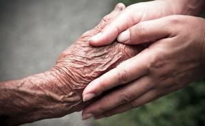 法制日报刊文评让父母告自己才能回家：常回家看看是法律义务