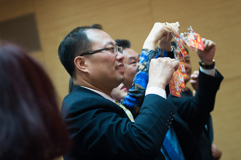 3.委員們各出奇招爭取發(fā)言。