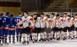 全场动容!国歌播不了,他们自己唱