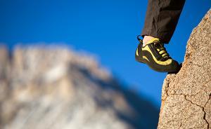 女子赤腳攀爬高層住宅盜竊被上海警方抓獲，自稱擅長(zhǎng)攀巖越壁