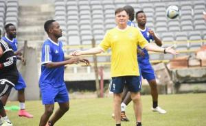 非洲杯東道主小組出局，卡馬喬鬧矛盾坑完國足坑加蓬