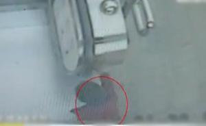 熊孩子按下緊急按鈕，扶梯驟停險出事