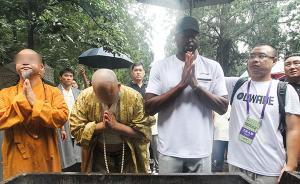 少林寺：陪NBA球星來拜佛的不知是否僧人，反正不是少林的