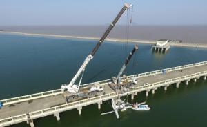 一架水上飞机从上海金山海滩起飞后撞桥，已致5人死亡