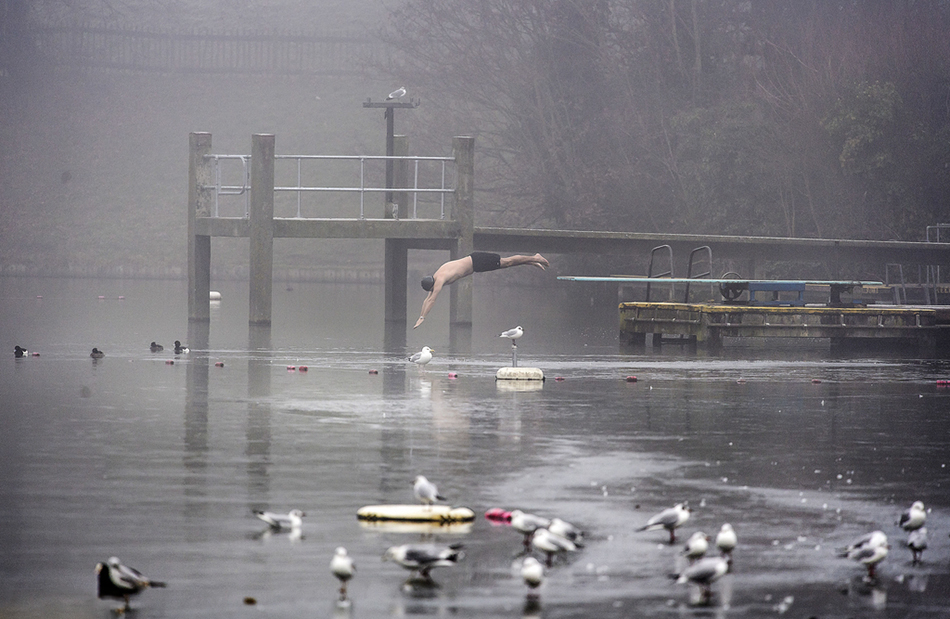 13当地时间2017年1月23日，英国伦敦，浓雾中的英国。日前出现大雾天气。伦敦希斯罗机场约100趟班因大雾取消。