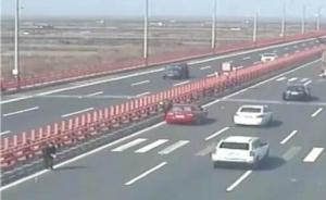 百元大鈔漫天飛舞，橋上路人停車撿錢