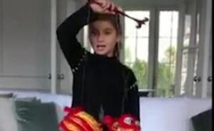 特朗普外孙女唱中文歌《新年好》