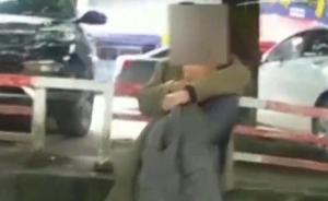 嫌犯持刀劫持女子，民警飞踹救出人质