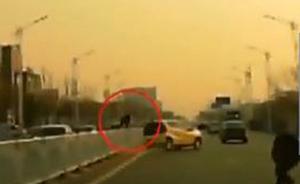 连遇违法行人，小轿车180度漂移躲避