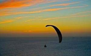 上海男子玩滑翔伞时偏离航线落水溺亡