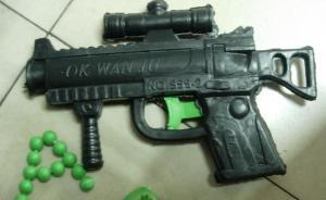 武漢一男子無錢買火車票拔玩具槍搶劫，被警方抓獲并刑拘