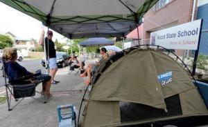 澳大利亞拼名校：沒有學(xué)區(qū)房的家長在校門口蹲48小時搶名額