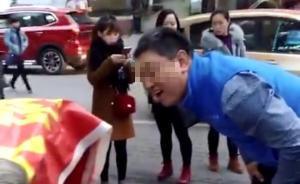 江西景德鎮(zhèn)老人當街跪地遭兒子抽打，警方：打人者患精神疾病